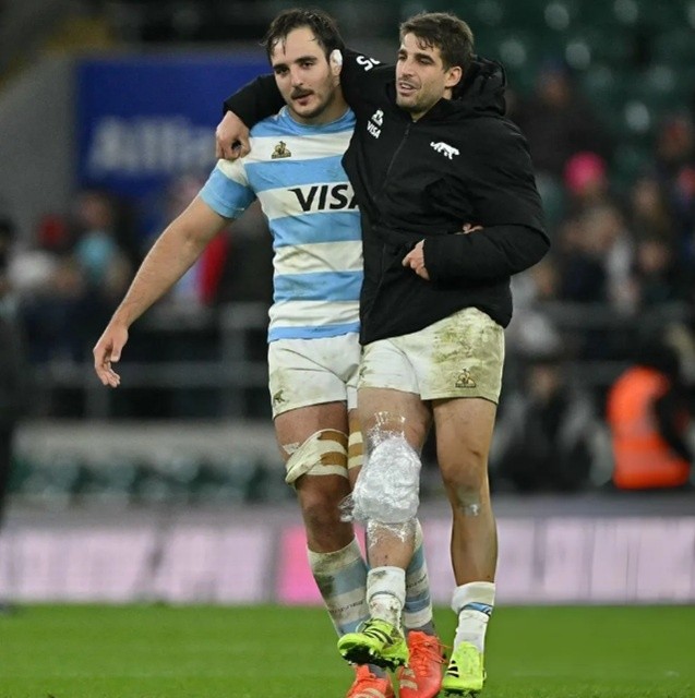 &nbsp;Juan Cruz Mallía salió lesionado tras el tackle tardío de Tom Curry. 
