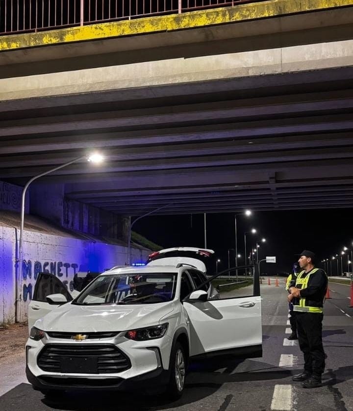 La identificación del Chevrolet estuvo motivada por la falta de chapa patente delantera.