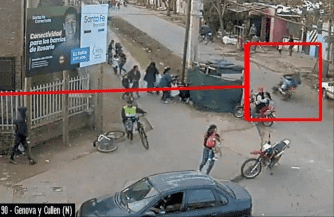 Una cámara pública captó el ataque a la escuela de Génova al 6300. 