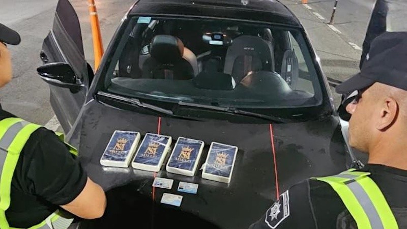 Los ladrillos de cocaína que trasladaba en el auto el sospechoso.&nbsp;