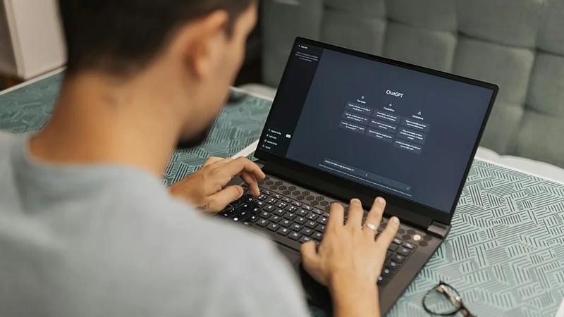 Un asistente de IA deja de ser solo un chatbot y empieza a integrarse a la vida cotidiana, tomando decisiones junto al usuario&nbsp;