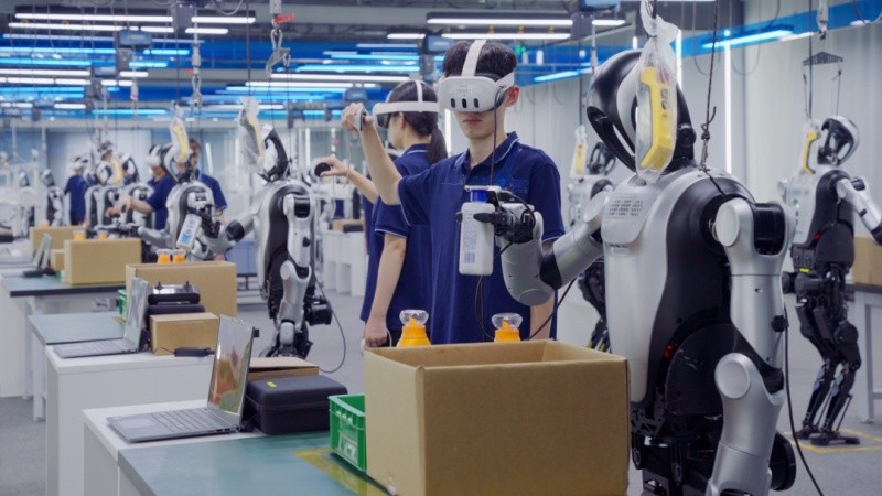 Una “escuelita de robots” en Pekín, donde humanoides aprenden tareas industriales entrenados por operarios humanos&nbsp;