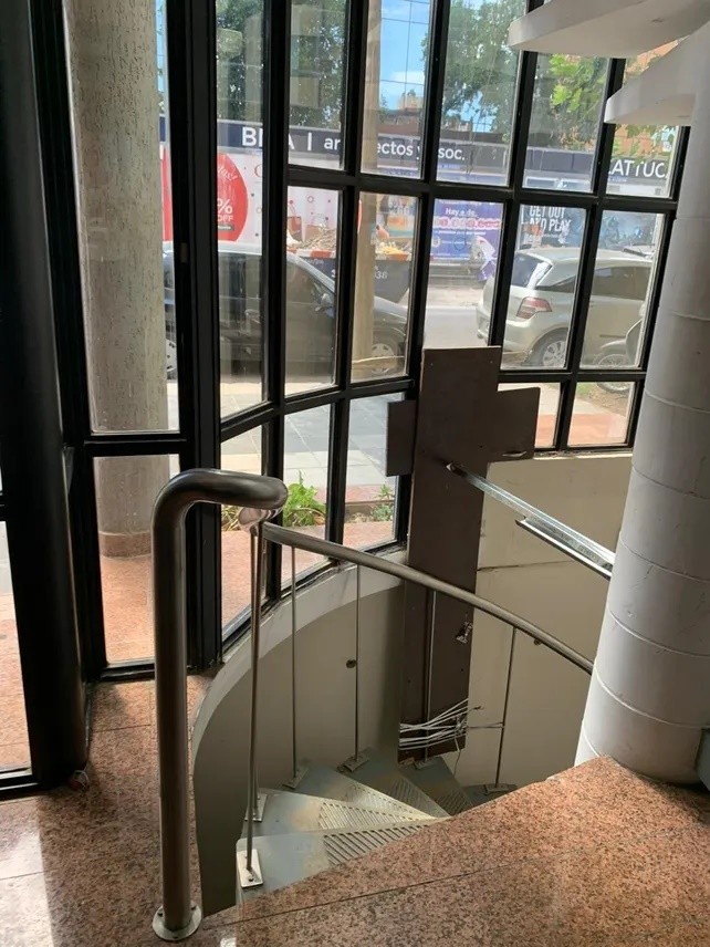 Los ladrones ingresaron por un estrecho espacio generado por la rotura de un vidrio.