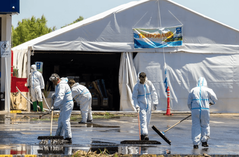Ante la gravedad del derrame, los equipos de emergencia activaron de inmediato un protocolo de reparación, limpieza profunda y desinfección del área para mitigar el impacto ambiental y sanitario.&nbsp;
