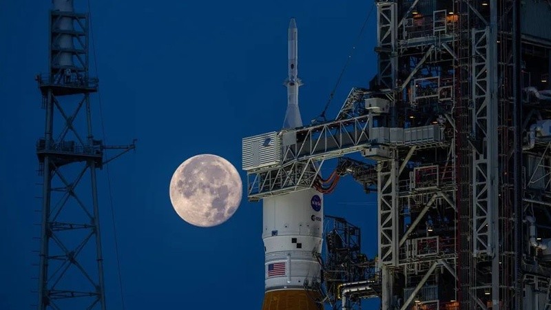 La misión lunar Artemis I en la plataforma de lanzamiento, antes del despegue en noviembre de 2022&nbsp;