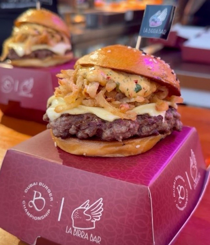 &nbsp;La hamburguesa incluye un blend de carnes Wagyu, cheddar blanco y un chimichurri especial.