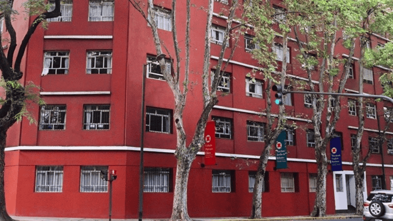 &nbsp;La institución en la que cursa el hijo del acusado y los denunciantes.