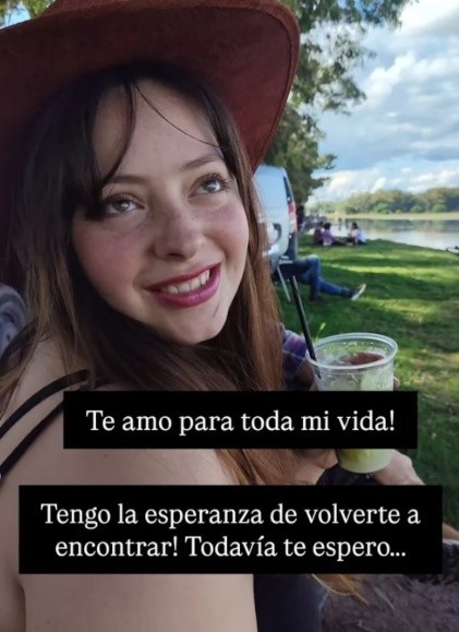 Sofía Devries posa sonriente con un sombrero vaquero y un refresco en la mano, disfrutando de un momento de tranquilidad junto a un paisaje natural.&nbsp;