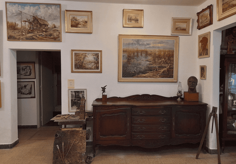 &nbsp;&nbsp;El espacio de living de la casa será usado para las diversas exhibiciones itinerantes de las obras de Raúl Domínguez.