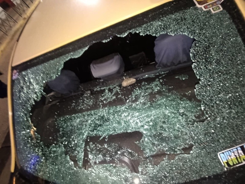 &nbsp;El vidrio trasero resultó estallado producto de las piedras arrojadas por dos atacantes.