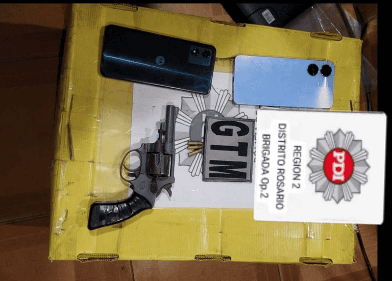 &nbsp;Un arma calibre 22, celulares y municiones fueron secuestrados en el operativo.
