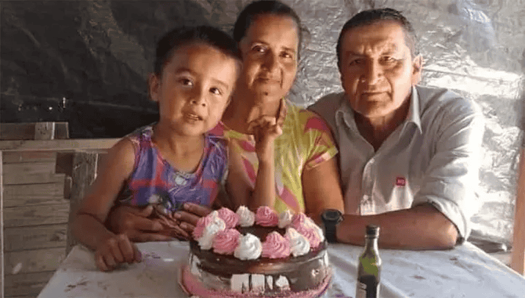 Loan Peña y sus padres.