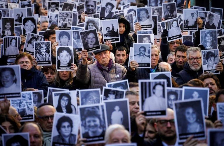 Manifestantes sostienen imágenes de las víctimas del atentado a la Amia.&nbsp;