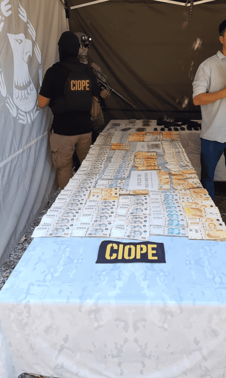 El dinero incautado en barrio 7 de Septiembre.