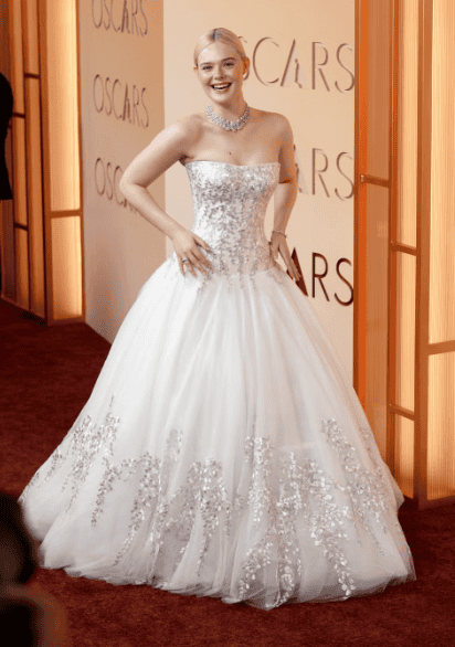 &nbsp;Con más volúmen y capas, un vestido al estilo princesa.