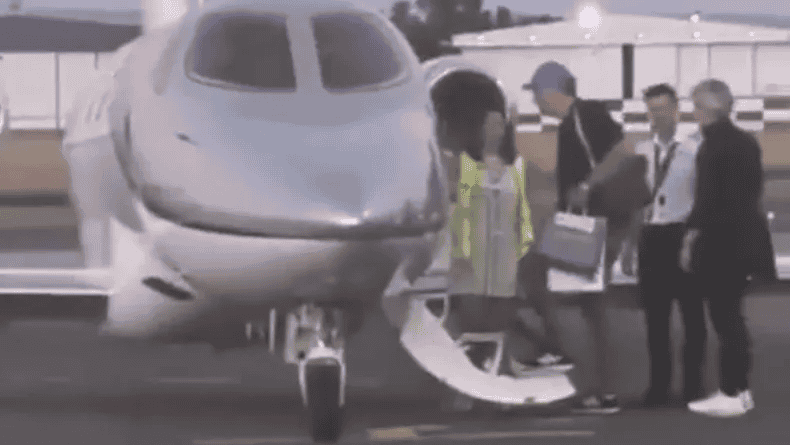 &nbsp;Manuel Adorni aborda el vuelo privado que lo llevó al carnaval de Punta del Este.