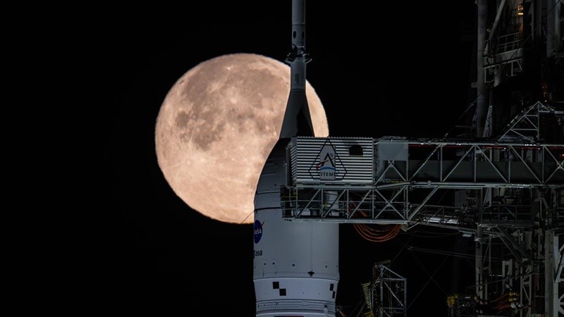 El cohete y una Luna majestuosa antes del despegue&nbsp;