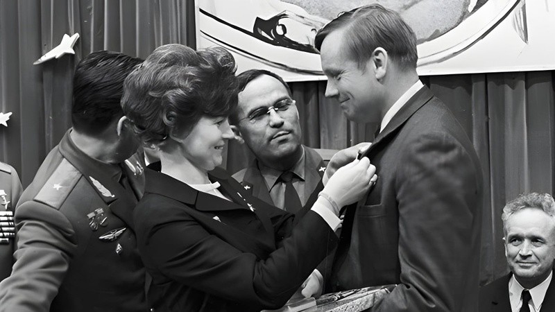 &nbsp;Hasta la URSS reconoció el alunizaje. Tereshkova distingue a Armstrong