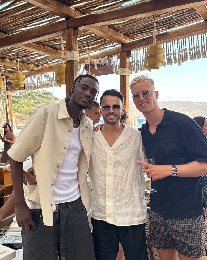 El jugador del Aston Villa Tammy Abraham y Hordur Magnusson, del Levadiakos, con el dueño de la agencia VIP (Instagram).&nbsp;