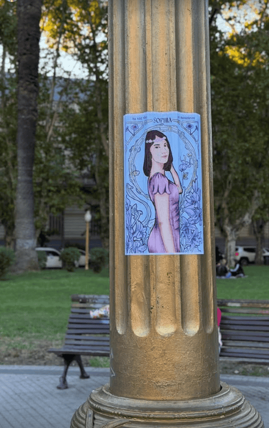&nbsp;La foto de Sophia ya está sobre la plaza. 