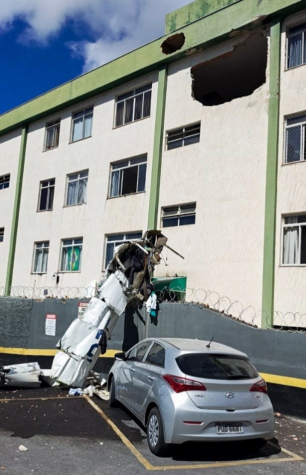 &nbsp;Parte del fuselaje de la avioneta que se estrelló contra el edificio.