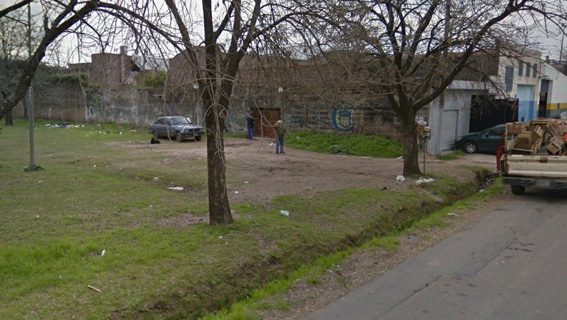 Basura y autos sobre la plaza, parte de los reclamos de años anteriores. Ahora la situación de usurpación se agravó.