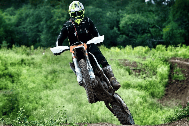 &nbsp;Quintar practicando motociclismo.