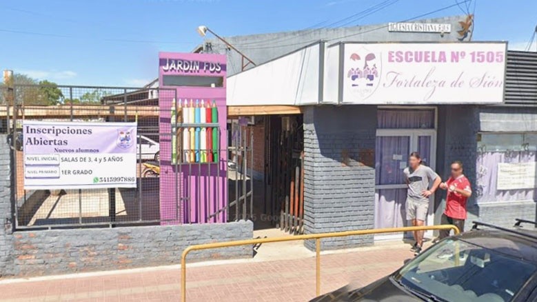 El frente de la escuela 1.505&nbsp;de Fortaleza de Sión en Baigorria al 2300 (Google Street View).