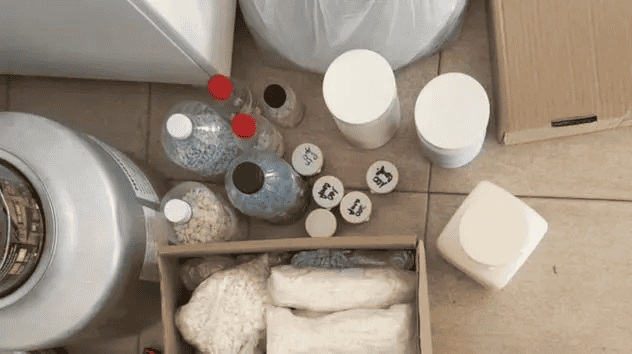 Detuvieron a un hombre que fraccionaba y comercializaba de forma precaria miles de medicamentos. (Foto: Policía de la Ciudad de Buenos Aires)