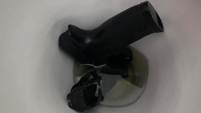 &nbsp;El arma de juguete estaba en el baño.
