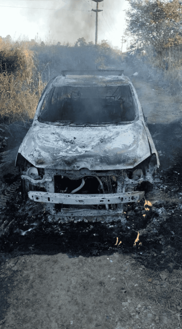 &nbsp;El auto incendiado. 
