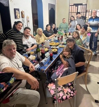 &nbsp;Almuerzo del 25 de Mayo en casa de los Icardi, comiendo el locro y las empanadas que hace Juan (Foto: Instagram/aldanaicardi).
