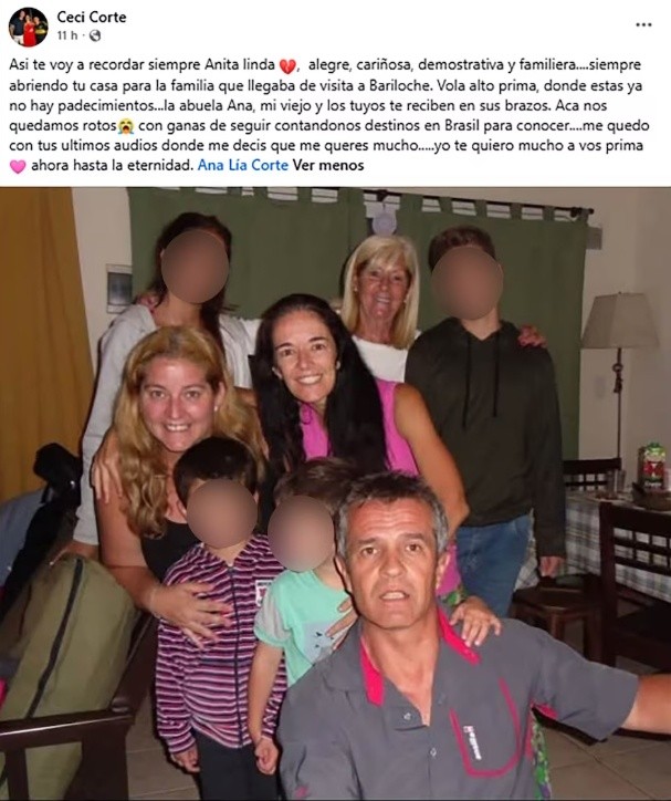 Fotografía de Ana Lía Corte sonriendo, rodeada por varios miembros de su familia, incluyendo adultos y niños, en lo que parece ser una reunión en un hogar.&nbsp;