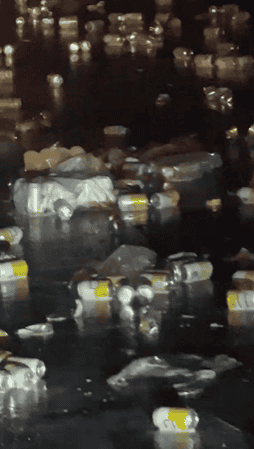 Cervezas desparramadas por toda la autopista.