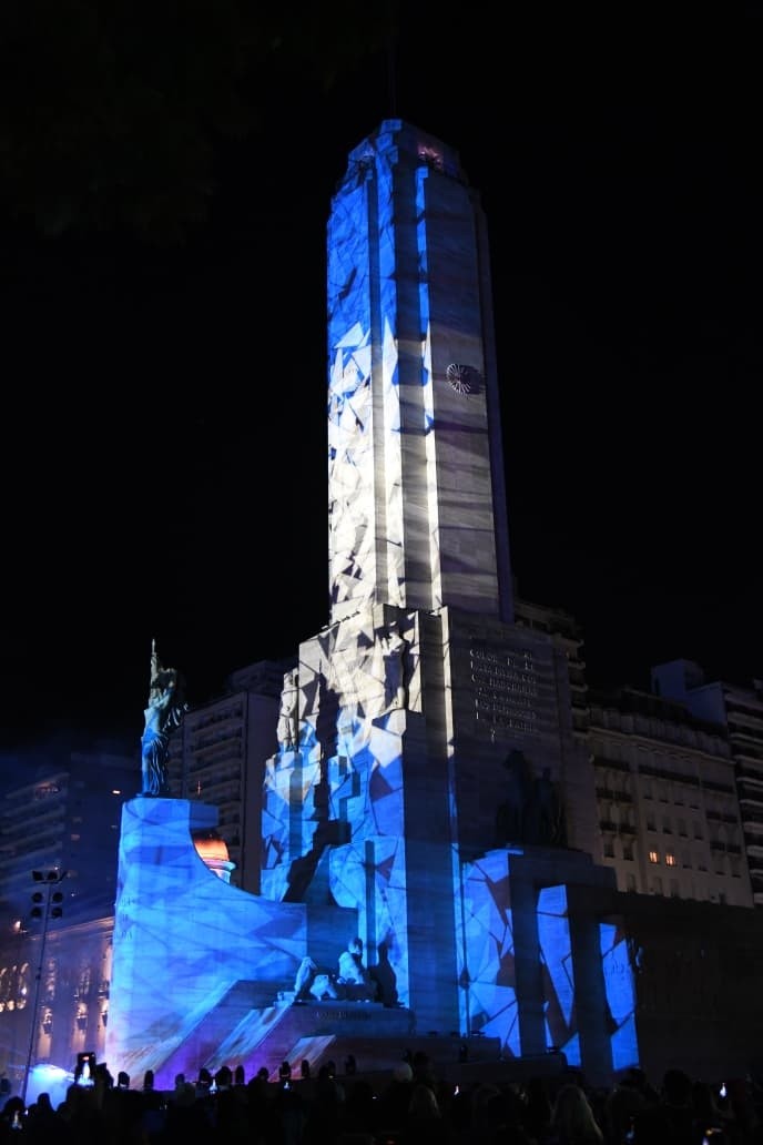 &nbsp;Espectacular cierre del Monumento vestido de celeste y blanco
