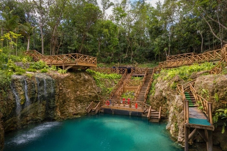 Entre los atractivos de Scape Park se destacan los&nbsp;Saltos Azules, un conjunto de piscinas naturales y plataformas dispuestas entre la vegetación.