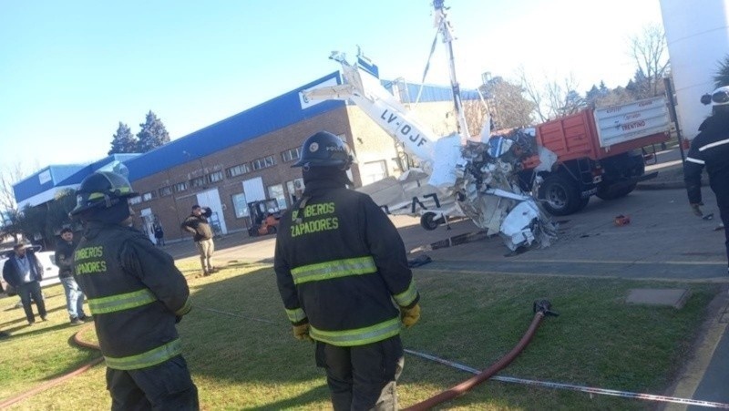 &nbsp;El momento en que retiraban los restos del avión de la planta de Air Liquide.