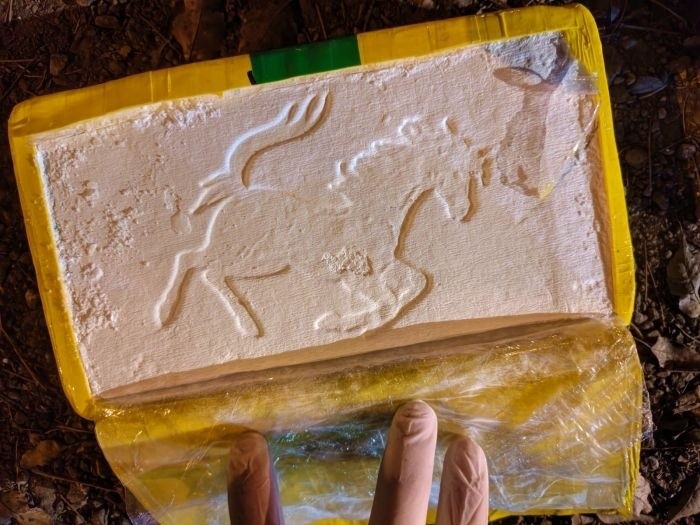 Cavallino Rampante. El logo de Ferrari, impreso en los ladrillos importados de Bolivia. (Foto: GNA).
