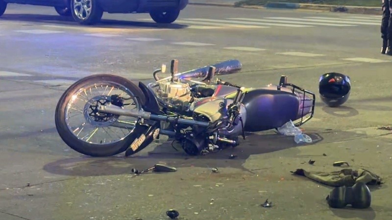&nbsp;La moto tras la colisión.
