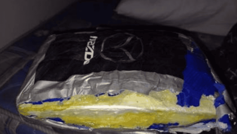 Fotografía recuperada del celular de uno de los imputados, de un ladrillo de cocaína dañado al que se referían en los mensajes como un 'novillito lastimado'. Foto: PROCUNAR