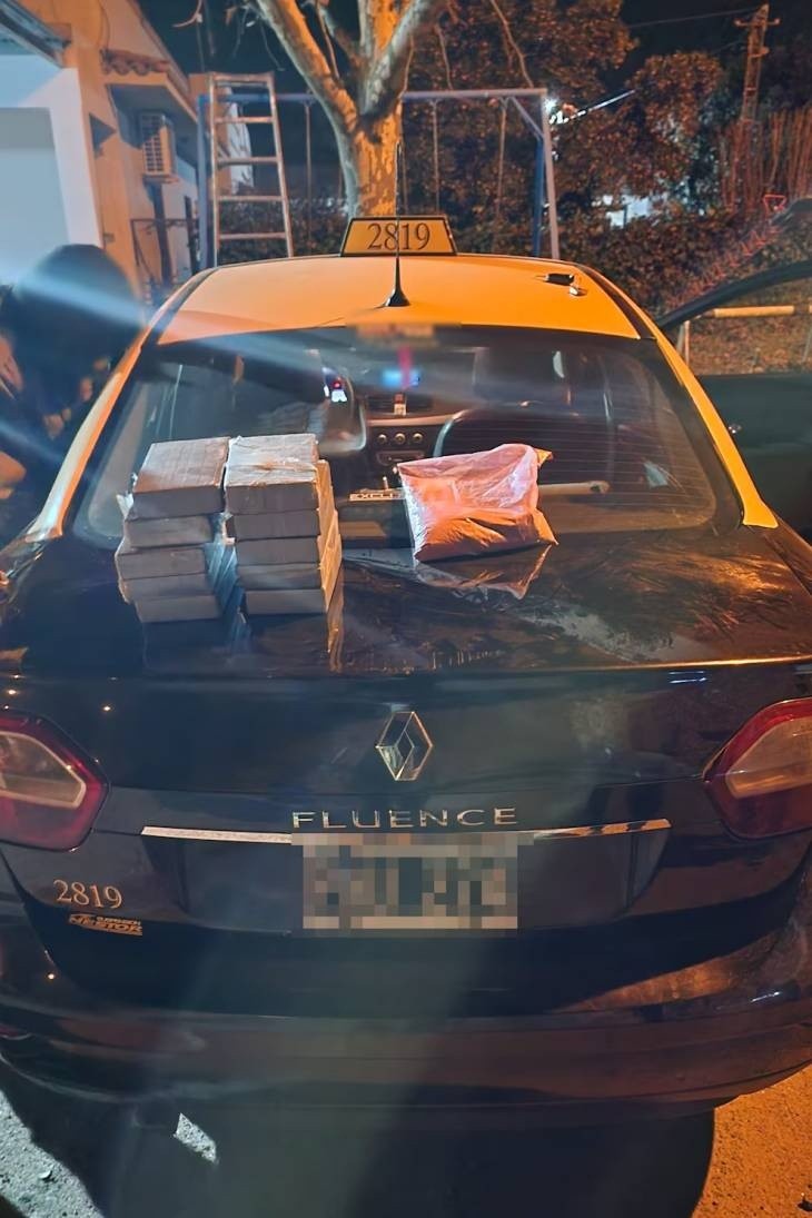 El Fluence taxi interceptado en el invierno pasado. Foto: GNA/Infobae.