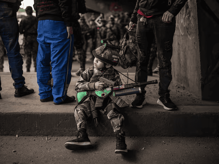 Un niño vestido de soldado observa antes del desfile del Día de la Independencia de Colombia de 2024, el 20 de julio de 2024, en Bogotá, Colombia. (Foto: Diego Cuevas)