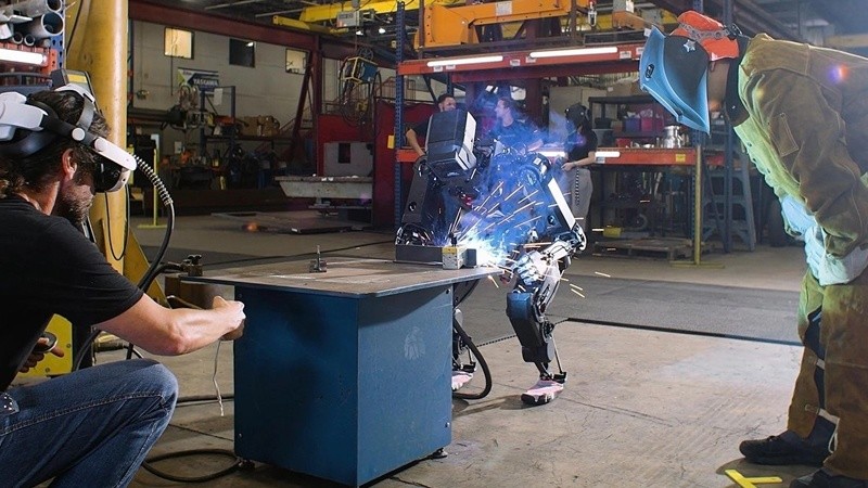 Un robot aprende a soldar como parte de su entrenamiento para tareas industriales&nbsp;