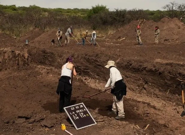 &nbsp;Excavaciones del Equipo Argentino de Antropología Forense en La Perla.