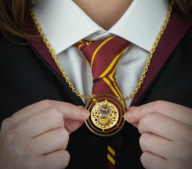 El Giratiempo es un artefacto que le permite a los personajes de Harry Potter retroceder el tiempo.