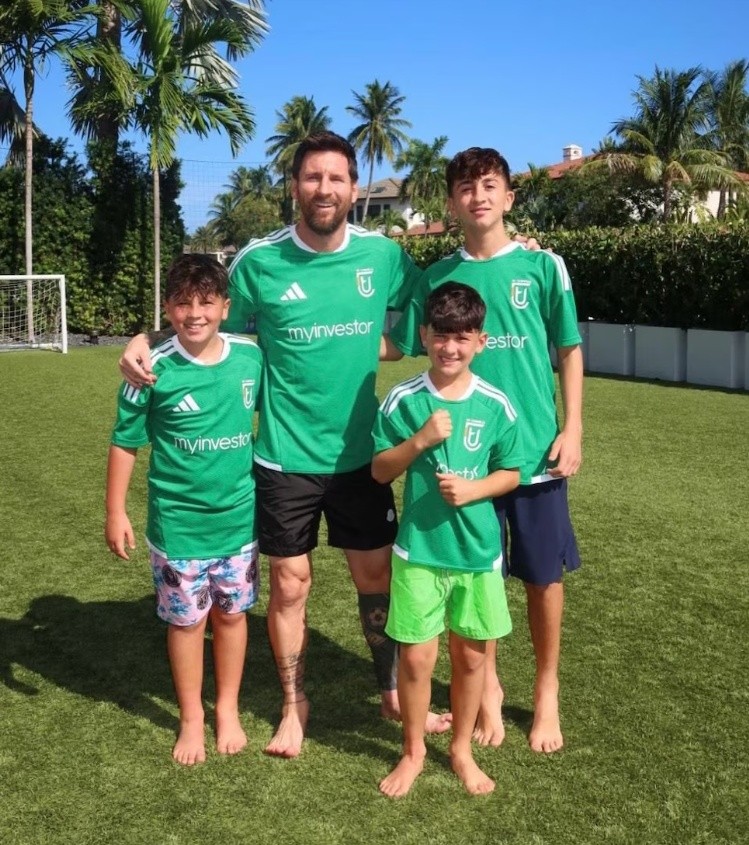 Messi con sus hijos con la camiseta del Cornellà.&nbsp;