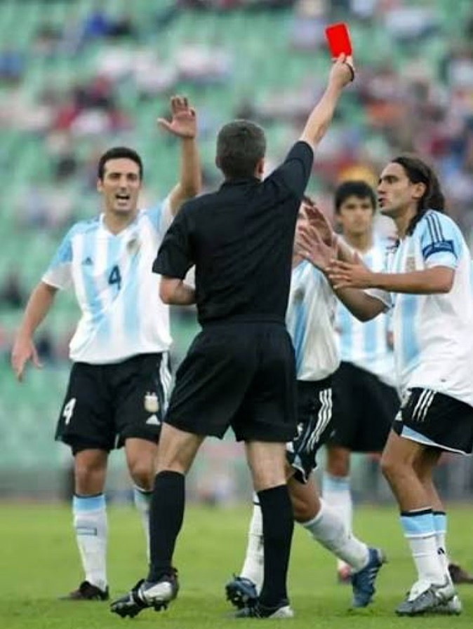 &nbsp;Scaloni y Sorín le reclaman al alemán Merk por la desmedida decisión.