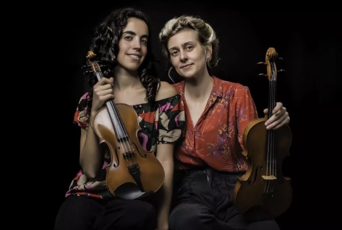 Las violinistas y docentes Anahí Melendez y Katharina Deissler (CC La Casa del Tango)