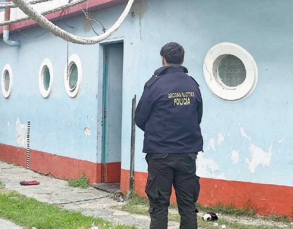 La célebre casa barco, visitada por agentes antidrogas. Foto: Policía Bonaerense.