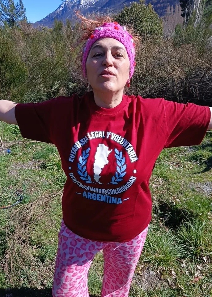 Rebeca con la remera que se mandó a hacer para exigir la Ley de Eutanasia.&nbsp;